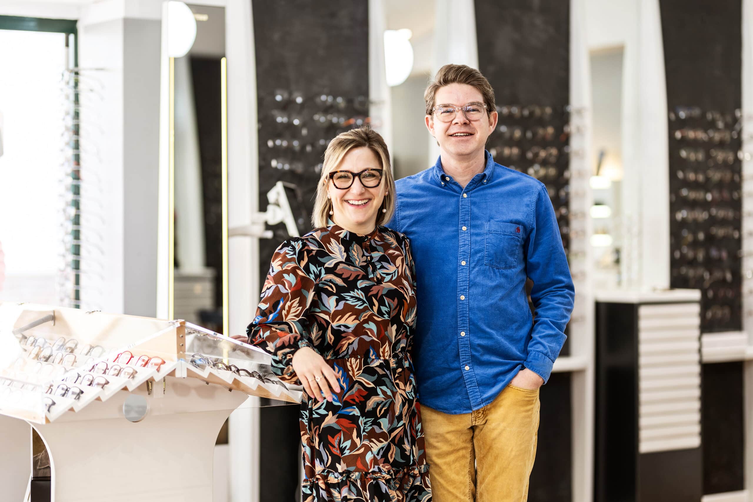 Zwei Personen, Christine & Lars Jung, in dem Brillenfachgeschäft Meisterwerk
