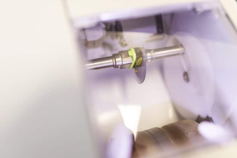 CNC-gesteuerter Schleifautomat für Brillengläser