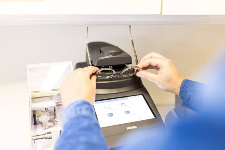 Vermessung Brillengläser mit maschineller Unterstützung bei einem Optiker